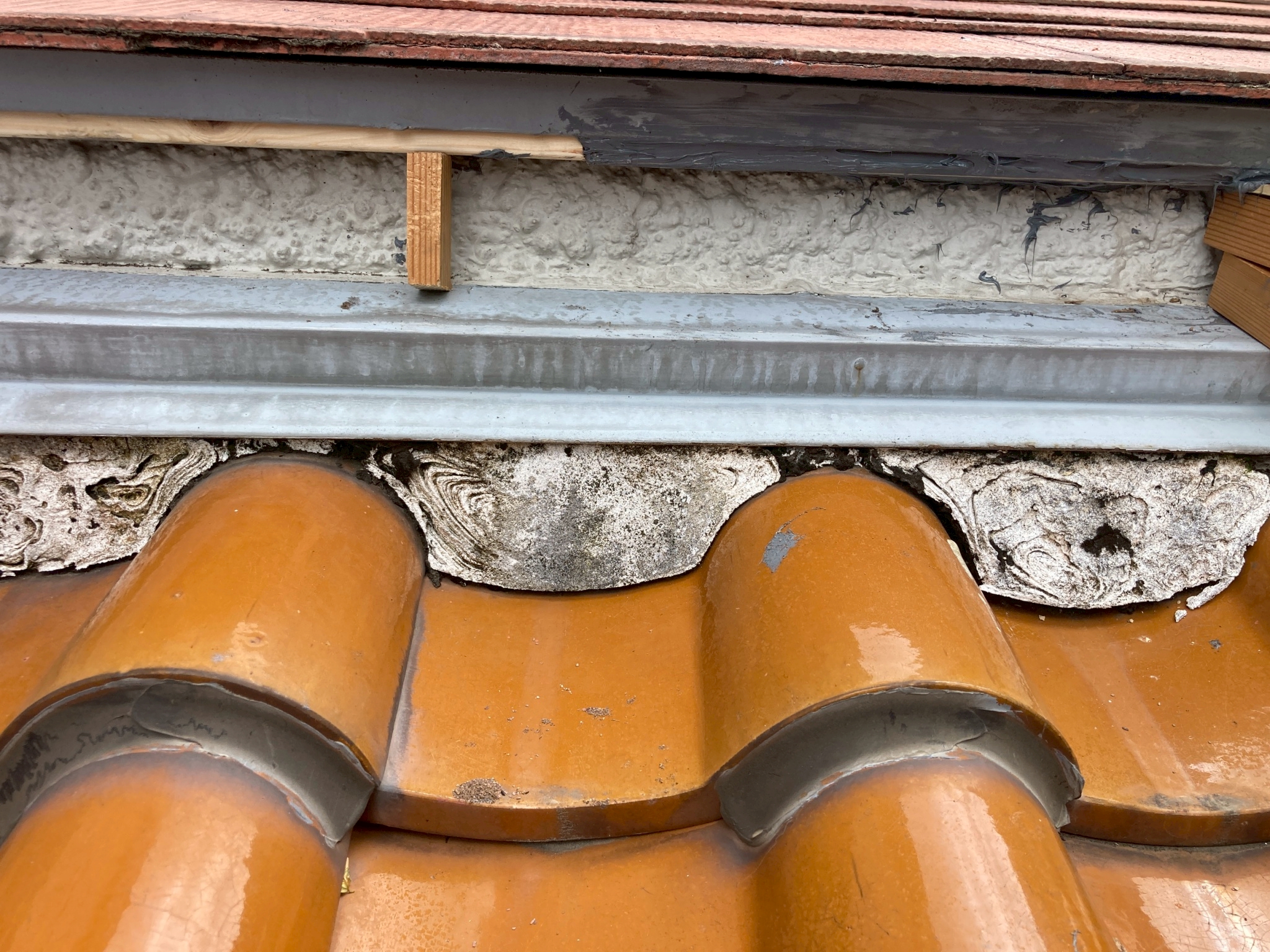 屋根と壁の取り合いの漆喰